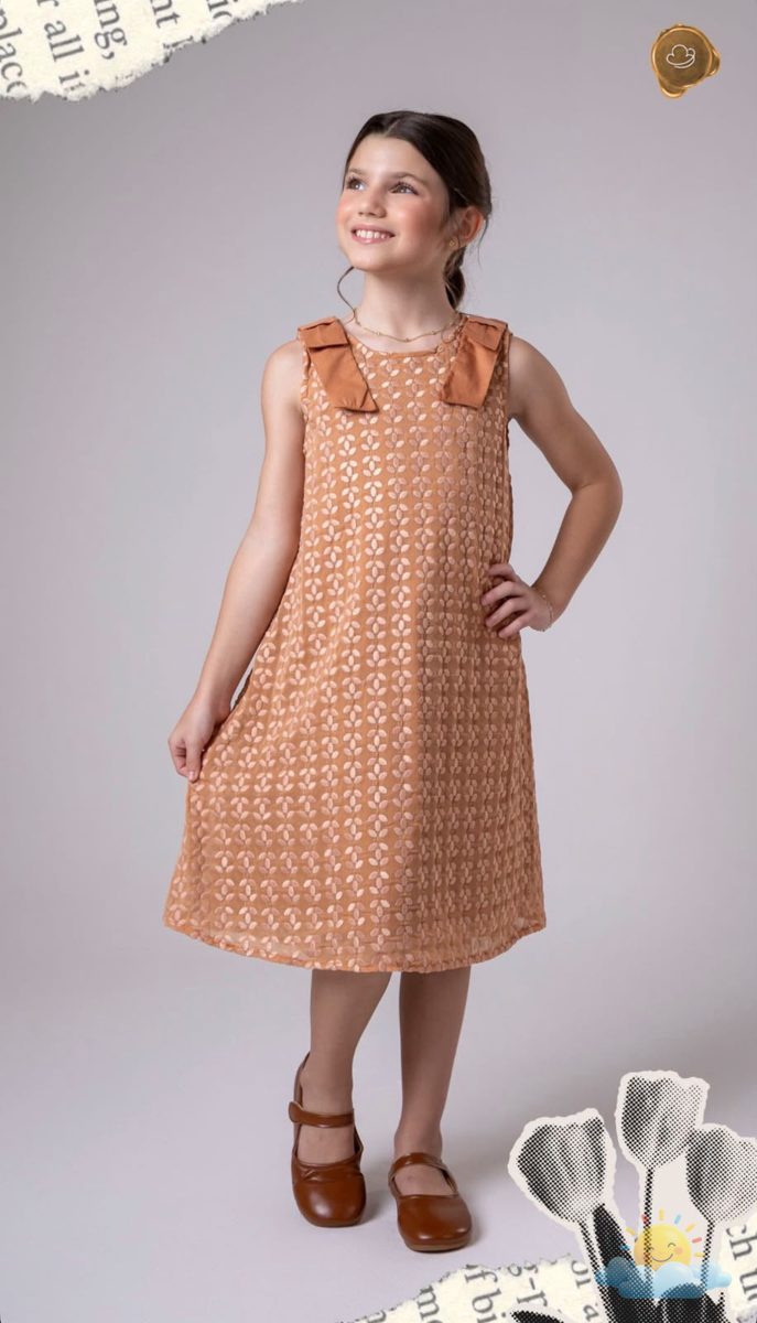 Criança usando vestido terracota da NOVIDADEKIDS