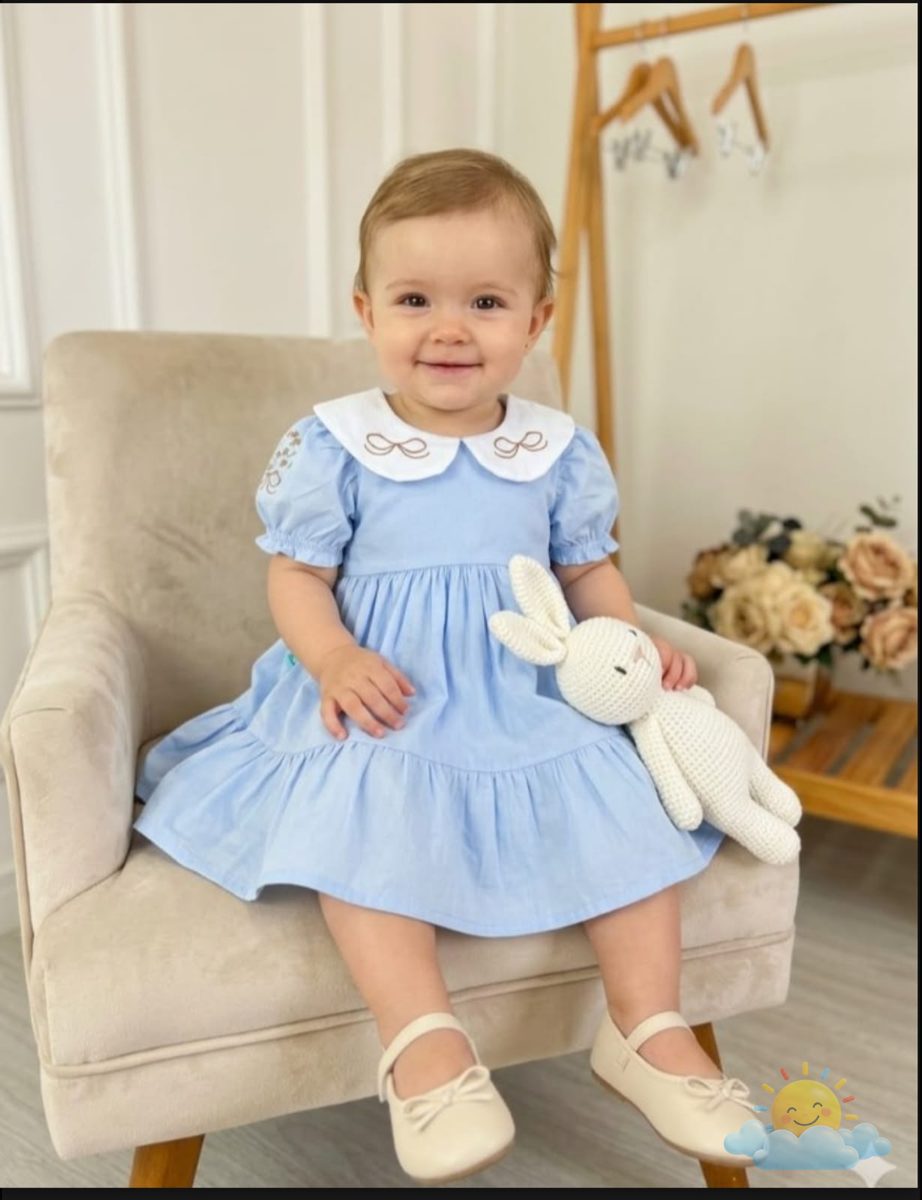 Vestido Rosa com gola branca e laço bordado